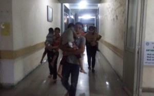 Mua nước ngọt trước cổng trường, 4 học sinh ở Hòa Bình phải nhập viện cấp cứu