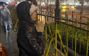 Người dân dầm mưa lạnh, thâu đêm chờ khai ấn đền Trần