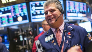 Cả S&P 500 và Dow Jones lập tiếp kỷ lục mới cho chứng khoán Mỹ