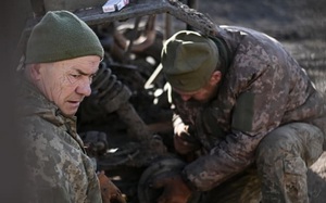 Đội quân 'tóc bạc' Ukraine vật lộn trấn giữ chiến hào, chặn các cuộc tấn công dữ dội của Nga