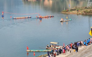 Lai Châu: Nghìn người đội nắng, xếp hàng xem đua thuyền đuôi én trên sông Đà