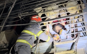 Cảnh sát cắt rào sắt, giải cứu 3 người thoát nạn trong vụ cháy lúc rạng sáng ở Hà Nội