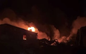 Cháy lớn tại xưởng sản xuất gỗ, keo, nón bảo hiểm ở TP.HCM, nhiều tài sản bị thiêu rụi