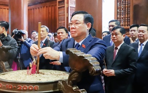 Chủ tịch Quốc hội Vương Đình Huệ dâng hương tưởng niệm Bác Hồ tại Nghệ An