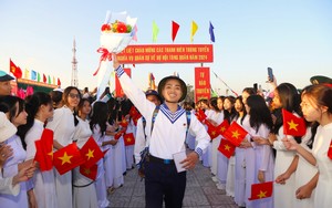 Hơn 1.200 thanh niên Ninh Thuận nhập ngũ: Lãnh đạo tỉnh đến tặng quà động viên tân binh
