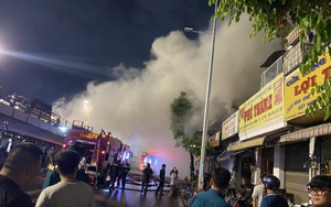 Hiện trường vụ cháy lớn tại cửa hàng kinh doanh đồ gỗ ở Tân Bình khiến 1 cụ bà bị ngạt khói 
