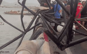 Clip NÓNG 24h: Đứt cáp cần cẩu khiến 1 người bị đè tử vong ngay trên cầu tại Vũng Tàu