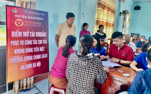 Agribank Quảng Trị dành nhiều ưu đãi hỗ trợ đối tượng chính sách thực hiện thanh toán không dùng tiền mặt