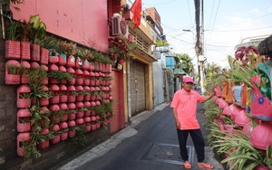 Độc đáo căn nhà trang trí toàn màu hồng bằng đồ nhựa tái chế của ông già U70 ở TP.HCM