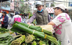 Người dân chen chân đi chợ lá dong trên phố ở Hà Nội