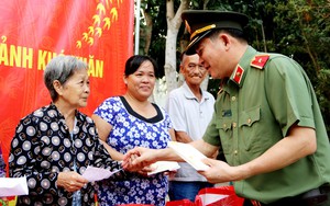 Thiếu tướng Đinh Văn Nơi tặng 500 phần quà Tết cho gia đình chính sách, người dân khó khăn tại Cần Thơ