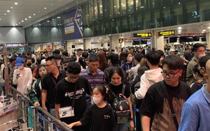 Sân bay Tân Sơn Nhất chật kín người về quê đón Tết, các quầy làm thủ tục quá tải, nhiều chuyến bay bị chậm trễ