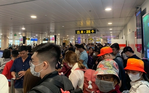 Hành khách về quê ăn Tết vật vã ở sân bay Tân Sơn Nhất vì hàng trăm chuyến bay bị delay