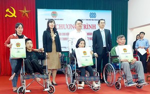Hội Nông dân tỉnh Hải Dương tặng 50 xe lăn, 100 suất quà Tết cho hội viên khuyết tật, hoàn cảnh khó khăn