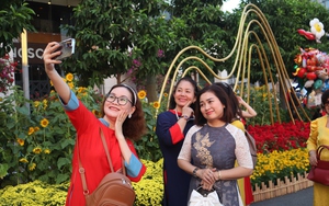“Rồng thần - Chim tiên” khiến đường hoa Phú Mỹ Hưng dài 700m luôn kín khách check in