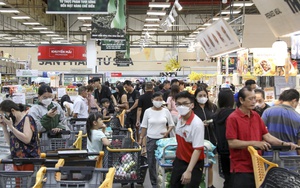 Người dân TP.HCM đổ về siêu thị mua mì gói, bánh kẹo đón Tết