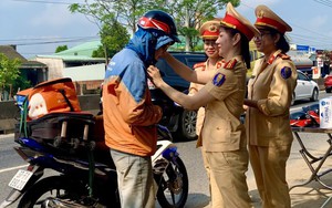 Nữ CSGT Quảng Nam tặng, đội mũ bảo hiểm cho người dân trên đường về quê ăn Tết