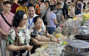 Hàng Tết đầy chợ, siêu thị TP.HCM, đang giảm giá đậm ngày 27 Tết