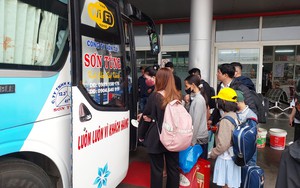 Lượng khách tăng mạnh, xe nối đuôi nhau xuất bến tại Đà Nẵng