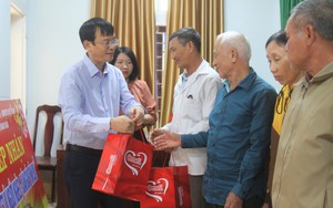 Những món quà ý nghĩa mang Tết ấm đến người dân nghèo ở huyện Nam Đàn