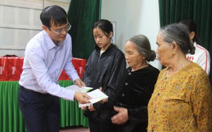 Báo Nông Thôn Ngày Nay trao 50 suất quà Tết đến những gia đình khó khăn tại thị trấn Nam Đàn