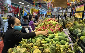 Chợ họp xuyên đêm, khách tràn vào siêu thị từ mờ sáng 28 Tết