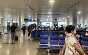 Ngày đầu nghỉ Tết: Số lượng người về quê giảm nhiệt, sân bay Tân Sơn Nhất thưa thớt dần