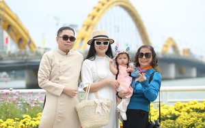Người dân, du khách đổ về đường hoa 20 tỷ đồng tại Đà Nẵng