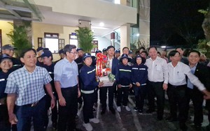 Bí thư Tỉnh ủy Quảng Nam Lương Nguyễn Minh Triết thăm, tặng quà cho công nhân môi trường