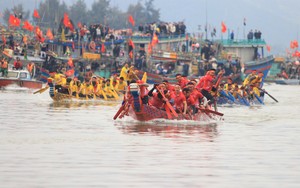 Dòng sông Mai Giang chảy qua thị xã nào của Nghệ An, có lễ hội gì mà vạn người trên bờ cổ vũ?