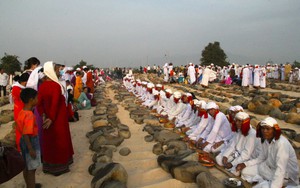 Hàng ngàn người Chăm Hồi giáo Bàni và Islam tưng bừng đi tảo mộ đón Tết Ramưwan ở Ninh Thuận