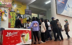 Khách xếp hàng chờ đi cáp treo vào động Hương Tích, nhích vài bước lại phải dừng - Ảnh 4.