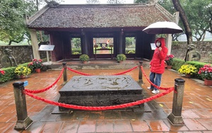 Xôn xao chuyện Bảo vật quốc gia bằng đá, hễ gặp nước là nổi hình rồng cuộn tại đền thờ vua Đinh ở Ninh Bình