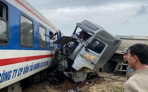 Nghệ An: Đầu tàu hỏa và xe ben vỡ nát sau cú đâm kinh hoàng