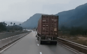 Clip NÓNG 24h: Tài xế container lạng lách, tông vào xe CSGT trên cao tốc