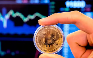 Giá Bitcoin, vàng và USD đua nhau 