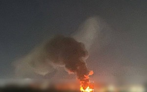 Máy bay không người lái của Ukraine tấn công ồ ạt, nhà máy lọc dầu Nga chìm trong khói lửa