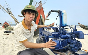 Một nông dân Quảng Bình sáng chế ra chiếc máy tời, chỉ vài phút đã kéo chiếc thuyền nặng hàng tạ lên bờ 