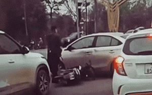 Clip NÓNG 24h: Nam thanh niên đập vỡ kính lái ô tô sau va chạm giao thông tại Nghệ An