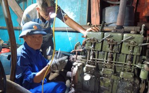 Trung tâm Dịch vụ Hậu cần kỹ thuật đảo Sinh Tồn sửa chữa tàu cá Quảng Ngãi bị hỏng máy trên biển