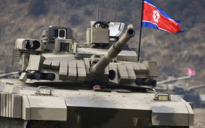 Cận cảnh ông Kim Jong-un lái xe tăng M2020, 