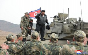 Ông Kim Jong Un lái thử xe tăng chiến đấu mới 'mạnh nhất thế giới' của Triều Tiên