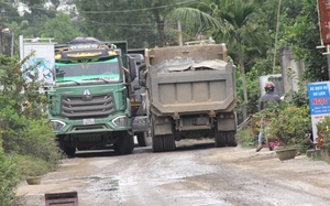 Xe tải “náo loạn” đường làng ở Quảng Trị khiến người dân bức xúc