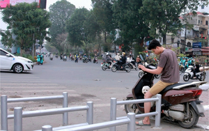 Lách rào chắn, xe máy đi vào làn đường dành riêng cho xe đạp ở Hà Nội