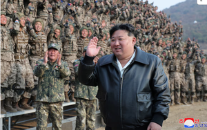 Ông Kim Jong Un lái xe do ông Putin tặng đi giám sát tập trận