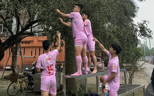 Các cầu thủ ĐT Việt Nam vặt táo của VFF sau buổi tập