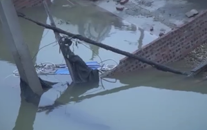 Video: Nhà tiền tỷ bị sông Cầu “nuốt chửng” ngay trước mắt, người dân như chết lặng