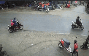 Clip NÓNG 24h: Sang đường bất cẩn, xe máy gây tai nạn kinh hoàng tại Lào Cai