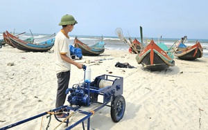 CLIP: Một anh nông dân Quảng Bình sáng chế máy tời kéo thuyền nặng lên bờ nhẹ như chơi, cả làng phục lăn
