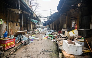 Chợ Mai Động tan hoang như bão quét qua trước ngày di dời để làm đường Tam Trinh